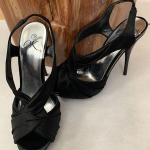 Black high-heeled scoop shoes size 7M